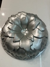 Nordic Ware Poinsettia Aluminum Cake Pan, 10-Cup Cap, Made in USA
