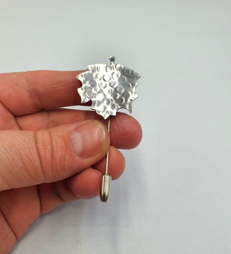 Vintage Hand Made Solid  Silver Maple Leaf Lapel Tie Pin - Foto 1 di 11