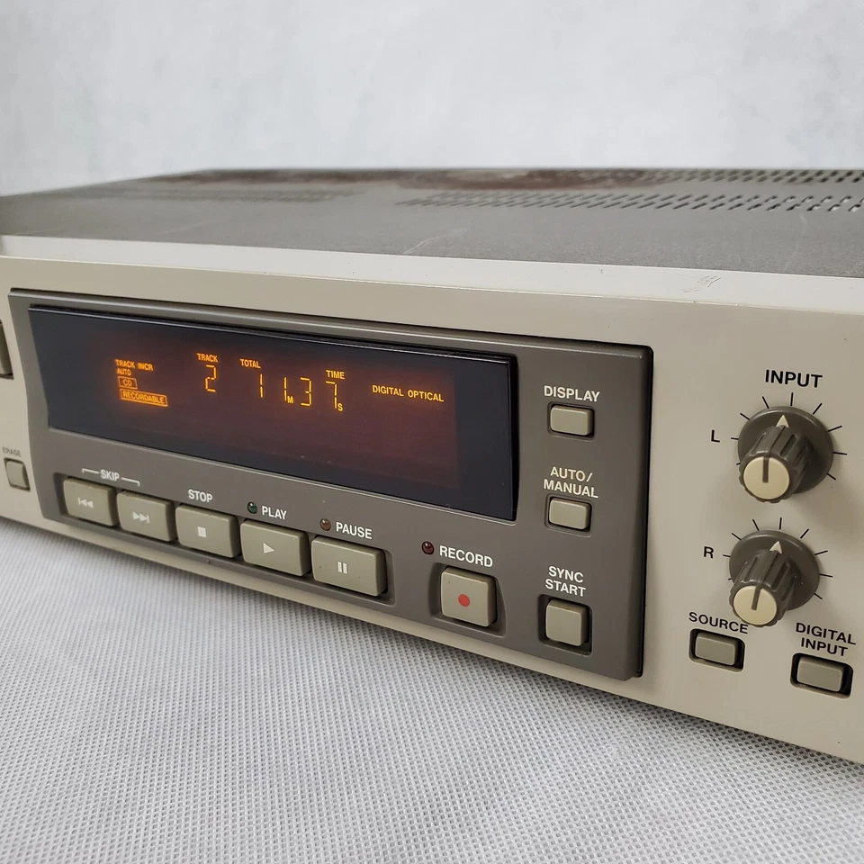 TASCAM CD-RW5000 Professional CD R Rewritable Recorder - Image 4 of 4