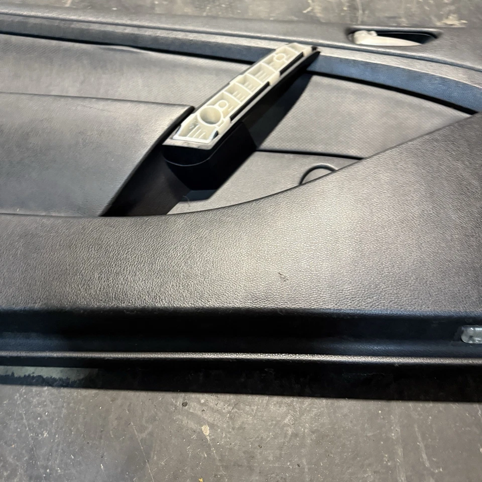 Черный отделочный чехол для левой внутренней дверной панели купе Infiniti G35 03–04 годов выпуска - Изображение 3 из 4