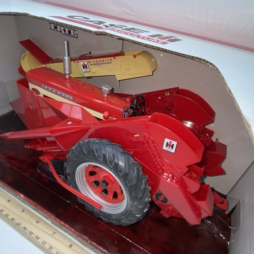 Ertl FARMALL MCCORMICK 460 With 2MH Corn Picker Dealer Edition 1/16 14536 2008 - Picture 3 of 8