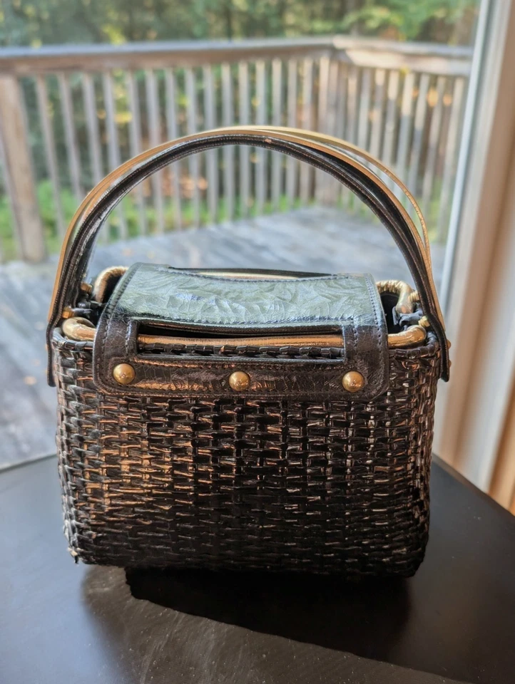 Cartera canasta de mimbre negra vintage años 60 tejido de vinilo hebilla de latón mango de cuero Foto 3 de 4