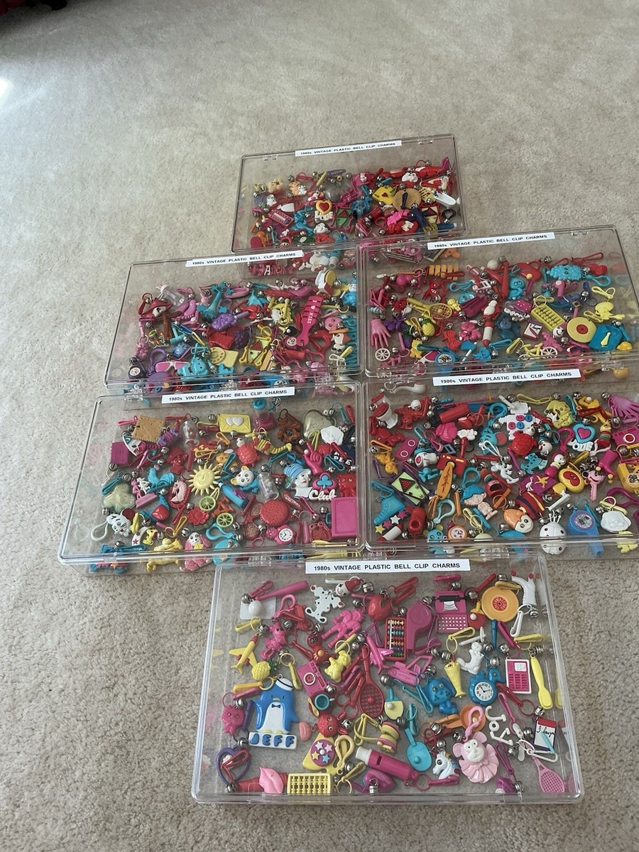 INCREDIBLE COLLECTION OF HUNDREDS OF 1980'S 80'S BELL CLIP PLASTIC