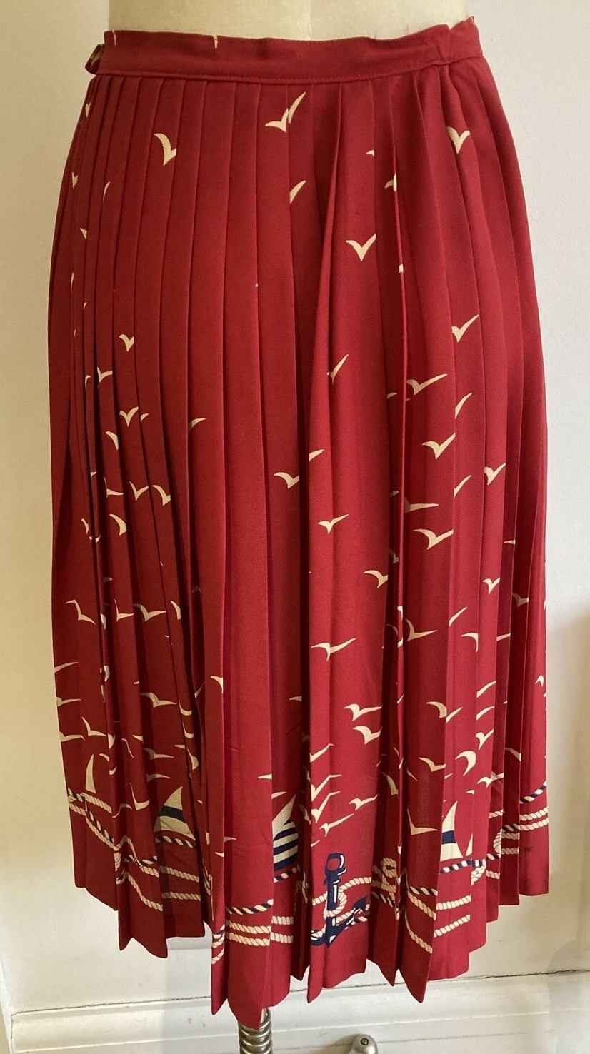 Daniel Hechter Paris 1970s/1980s Red Pleated Birds/Boat Skirt, Size 13.5" across 7