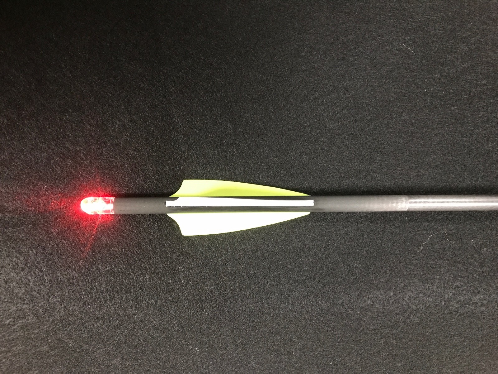 6 VICTORY CROSSBOW ARROWS ( 20 IN ) AND RED 3 LIGHTED NOCKS V6 SPORT