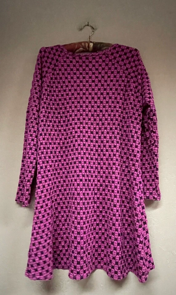 Túnica feminina Tianello gola redonda manga 3/4 texturizada malha rosa/preta alta-baixa - Imagem 2 de 4