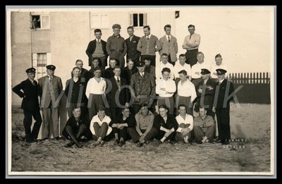 Foto, Nachl. Fliegering.Pelletier, Belegschaft am Wohnblock, List/Sylt, L307L