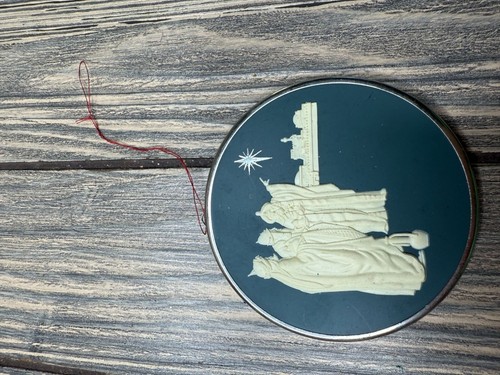Adorno navideño vintage de metal de 3" con diseño de tres magos y estrellas - Imagen 3 de 3