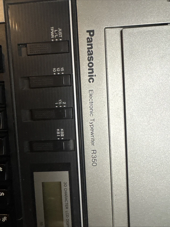 Máquina de escribir electrónica Panasonic R350 con cubierta no adjunta *probada funciona* Foto 4 de 4