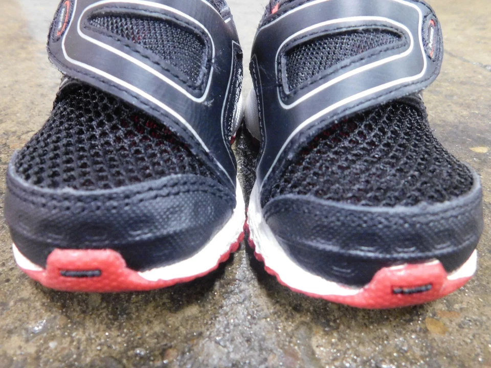 K-Swiss Niño Pequeño Malla Negro Parte Superior Baja Rojo Blanco Borde Gancho Lazo Usado en Excelente Condición Limpio Talla 2 ¡Lindo! Foto 2 de 4