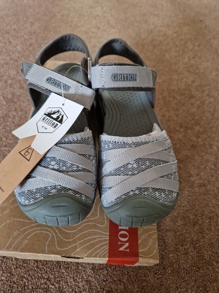 Lightweight store hiking sandals