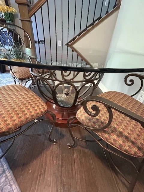 "Mesa de comedor/4 sillas con tapa de vidrio de hierro 54"" excelente estado" Foto 4 de 4