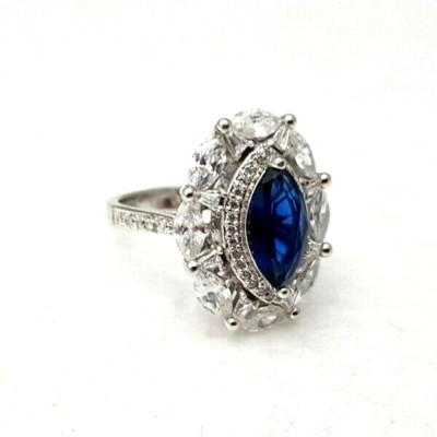 Ein wunderschöner 925 Sterling Silber Ring besetzt mit Swarovski Steinen.