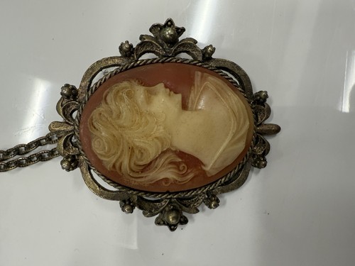 Vtg Signed AVON Cameo Perfume Locket Brooch Pin GT Molded Resin 1 5/8” x 1 7/8” - Picture 5 of 10