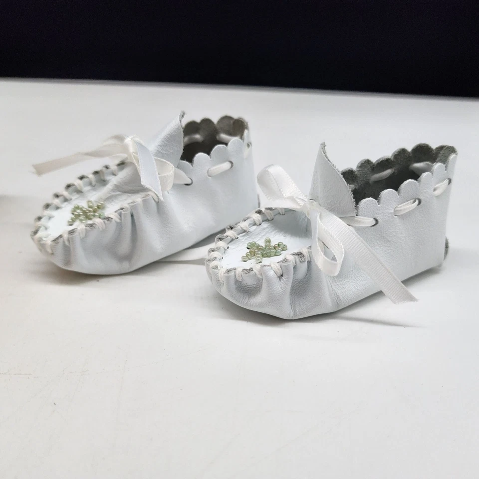 Mocasines de cuero blanco para bebé con diseño de cuentas y corbata de cinta 2-1/2" Foto 3 de 4