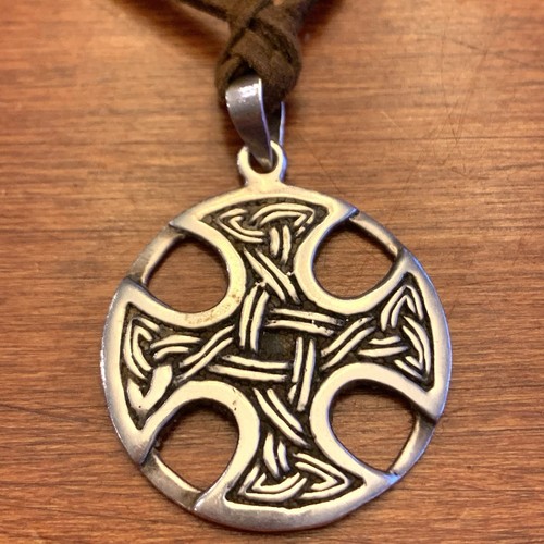Zinn Triquetra keltische Dreifaltigkeit irischer Knoten Kreuz auf veganem Leder Halskette 17 Zoll