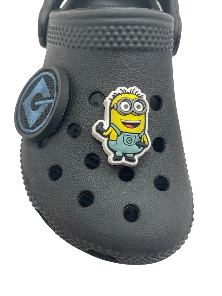 Zuecos sin cordones Crocs negros unisex con cinco dijes de 5 Minions talla C 9 NUEVO Foto 3 de 4
