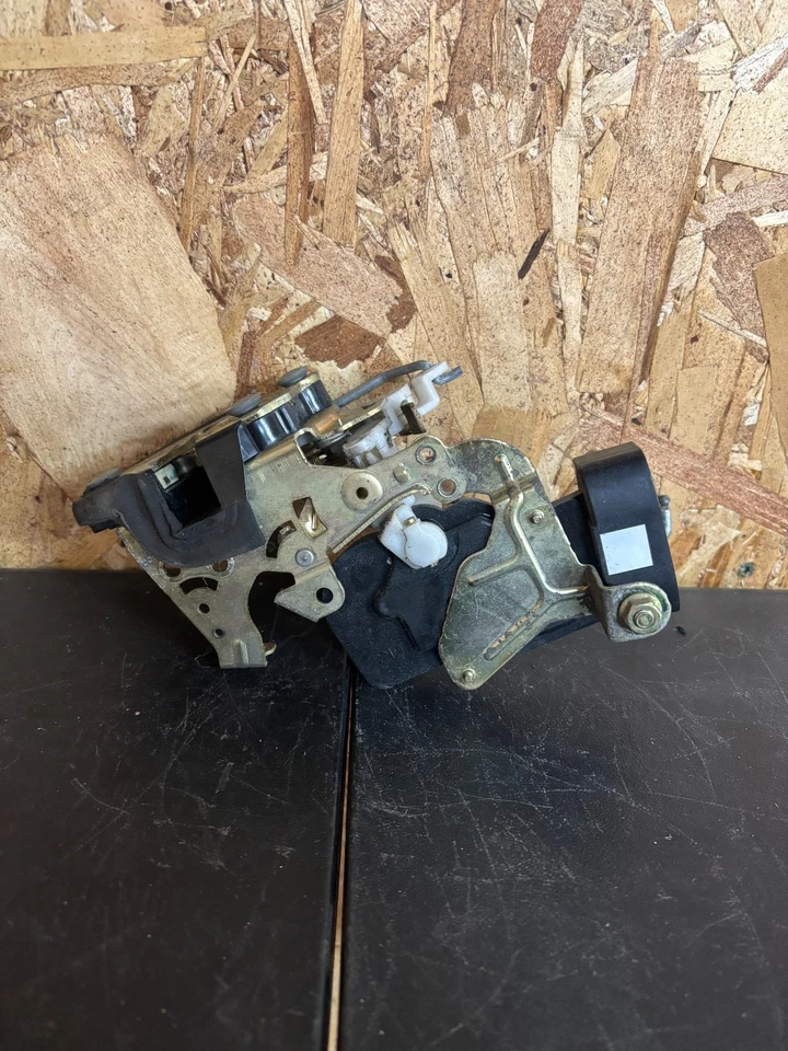 Actuador de cerradura de puerta delantera derecha Toyota Solara 1999-2003 Foto 2 de 3