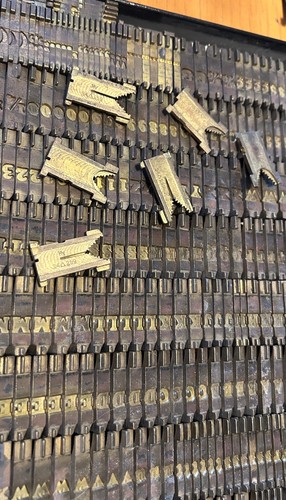 319 PC BRASS LETTERPRESS LINOTYPE MATRICES 24 259 24PT LETTERS NUMBERS + 10 LBS - Picture 8 of 9