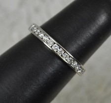 Schlanker Halb-Ewigkeitsring mit natürlichem Diamant und 18 kt Weißgold