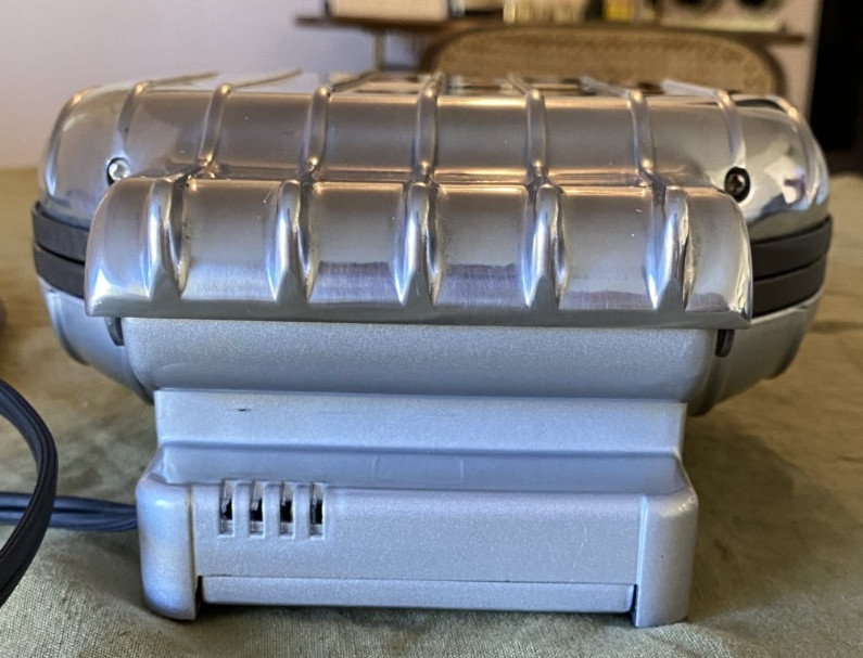 VillaWare Uno Classic Model 2004 Waffler Maker Round Thin Stainess Steel!