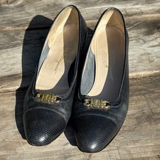 Vtg Salvatore Ferragamo Black Leather Pumps with Gold Gancini 8.5 A2