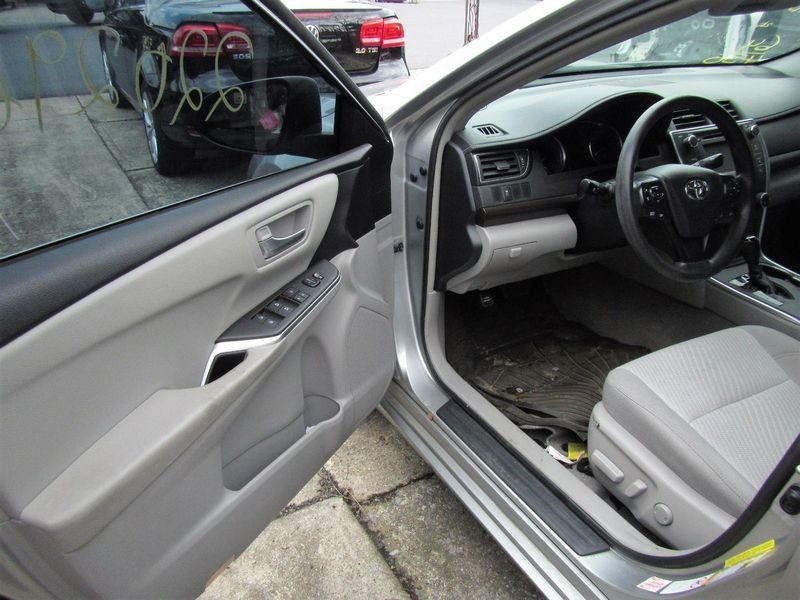 2016-2017 Toyota Camry CD Player Radio w/ Dash Display Screen ID 100614 OEM