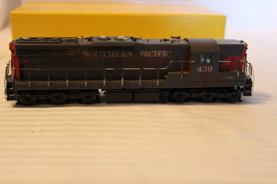 HO Scale Life-Like, Diesel Locomotive, Southern Pacific Gray, #439 Weathered - Image 4 of 4
