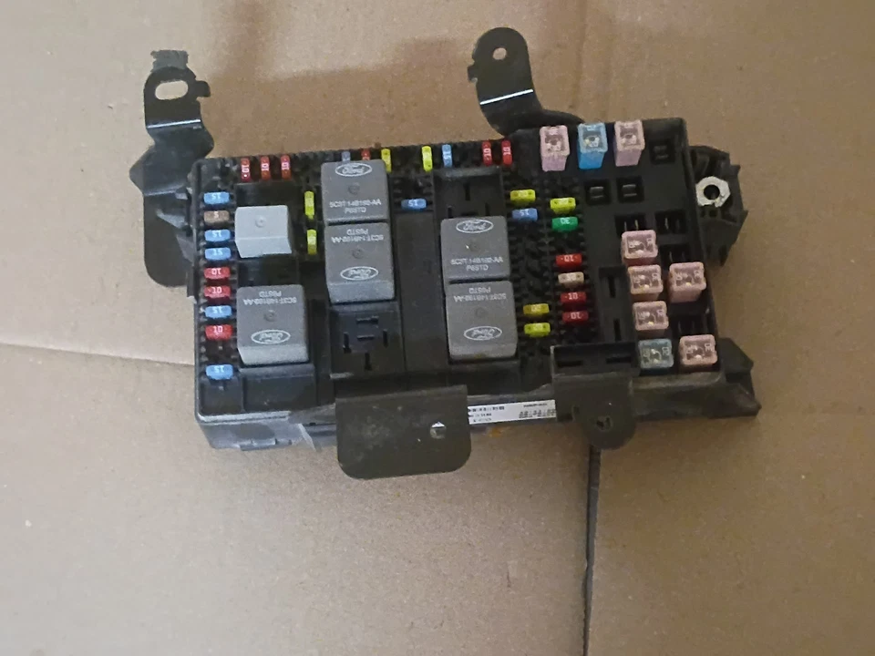 Ford F250 F350 2005-2007 bajo tablero caja de fusibles P/N 6C3T-14A067-BD Foto 2 de 4