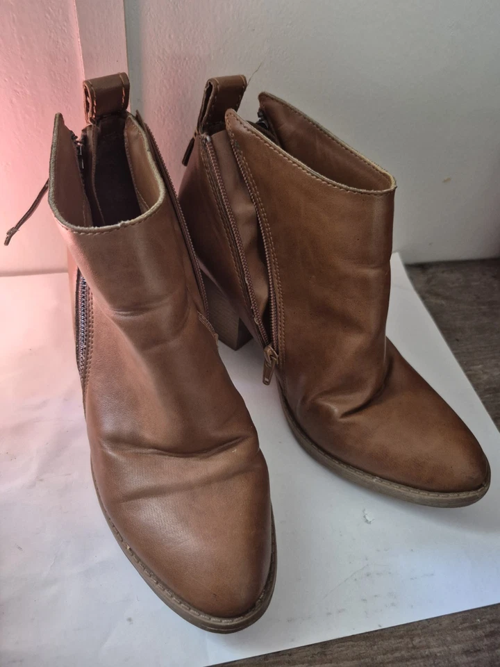 Botín Faded Glory usado plataforma punta punta cremallera marrón claro 8 1/2 Foto 3 de 4
