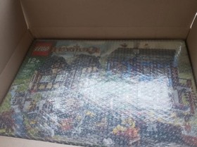 Lego 10193 Medieval Market Village Castle Theme 1601pcs SEALED