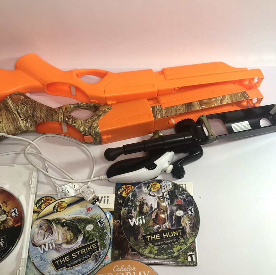 Nintendo Wii Rifles, Fishing Rod, Nunchuck Remote & Game Bundle