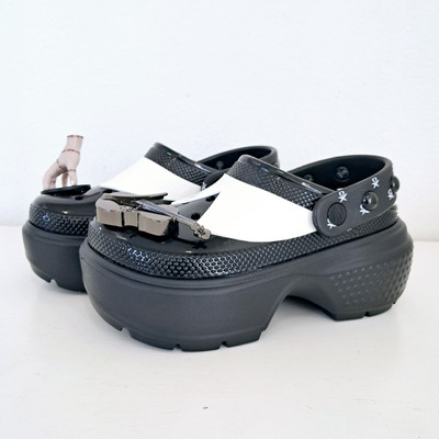 Crocs Wednesday Addams Stomp Clog Women's Size 6 With Thing Jibbitz 