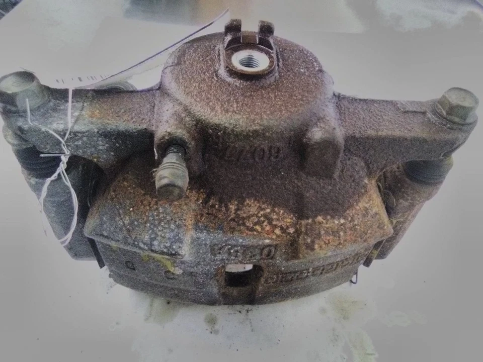 Nissan Rogue Sport 2020 pasajero pinza delantera derecha Foto 2 de 4