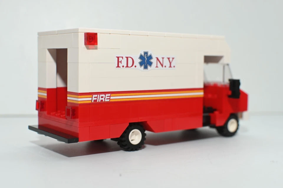 Camión del Departamento de Bomberos de Nueva York modelo personalizado construido y compatible con ladrillos LEGO® Foto 2 de 2
