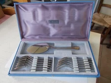 Service à gâteaux, 11 fourchettes + 1 pelle + écrin, signé COUZON 18/10 France