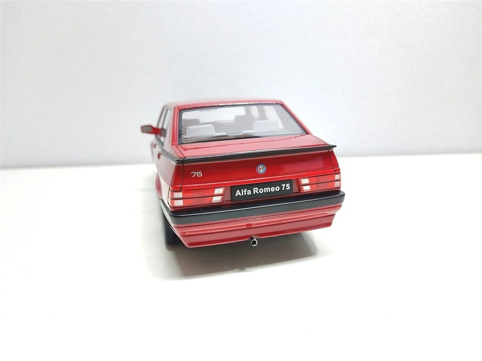 Alfa Romeo 75 Rosso del 1991 - 1/18 Triple9 - Immagine 4 di 4