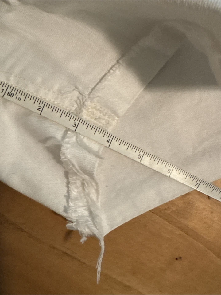 Express Women's White Low Rise Denim Jean Shorts Sz 8 32” waist - Image 4 of 4