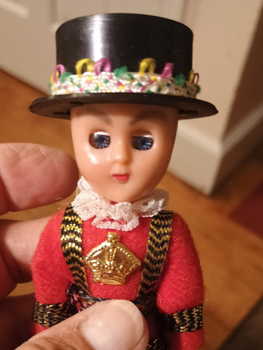 Vtg Peggy Nisbet 8.5” Beefeater Doll Warder of London Sleepy Eyes Fancy uniform