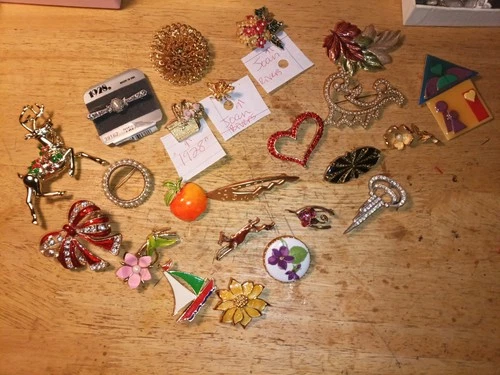 LOT OF VINTAGE COSTUME JEWELRY PINS JOAN RIVERS "1928" BRAND