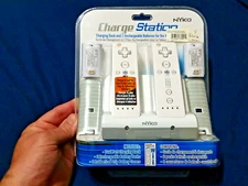 NEW NYKO Wii Remote Charging Station Dock 2 RECHARGEABLE Batteries & Covers MINT