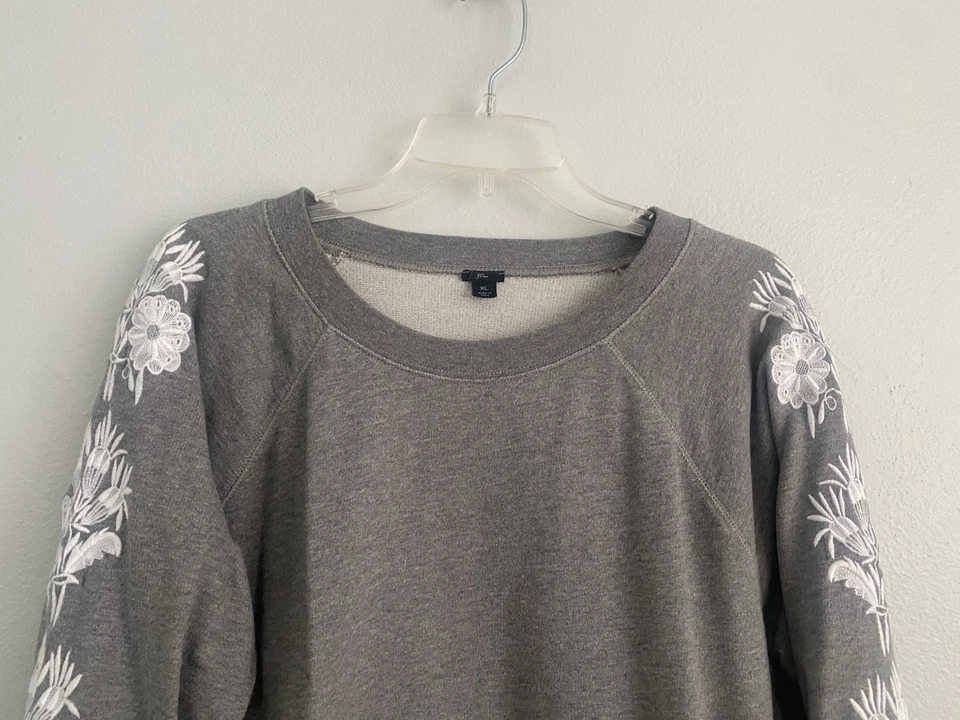 J. Moletom Crew feminino tamanho XL cinza floral aplique - Imagem 4 de 4