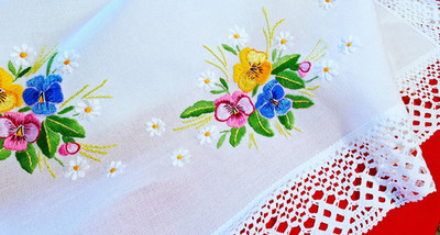 Vintage Tischdecke mit Stickerei und Spitzen - Blumen Muster - Gr. 93 x 93 cm.