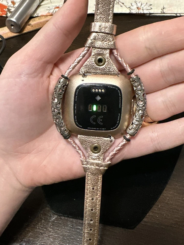 Rastreador de actividad de frecuencia cardíaca Fitbit Versa 2 oro rosa FB507 - probado Foto 4 de 4