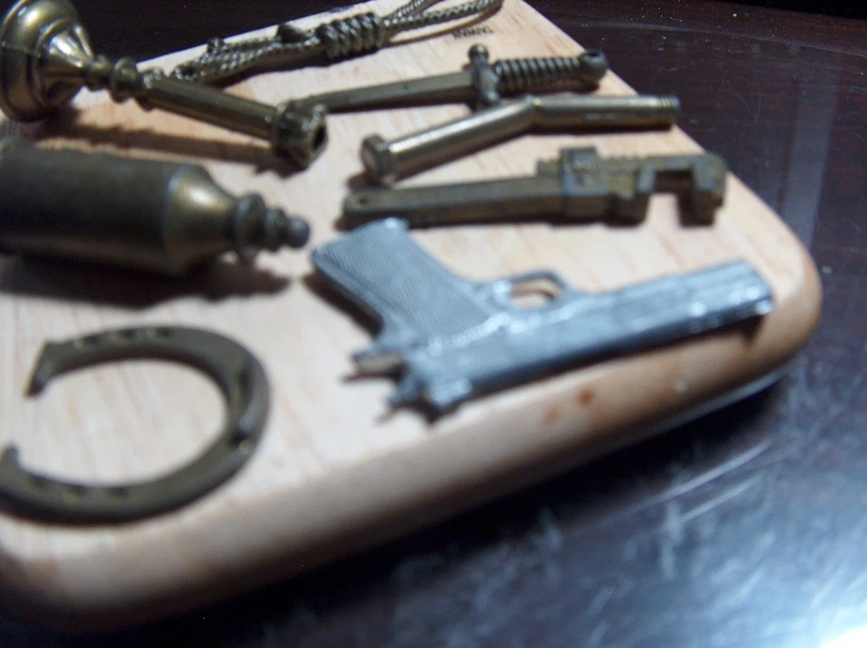 Piezas de repuesto Clue Master Detective 1988 7 armas color bronce y pistola plateada Foto 3 de 4