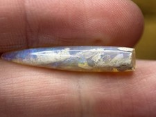 Coober Pedy fossiler Opal Belemnit 5,4 ct mit Feuer