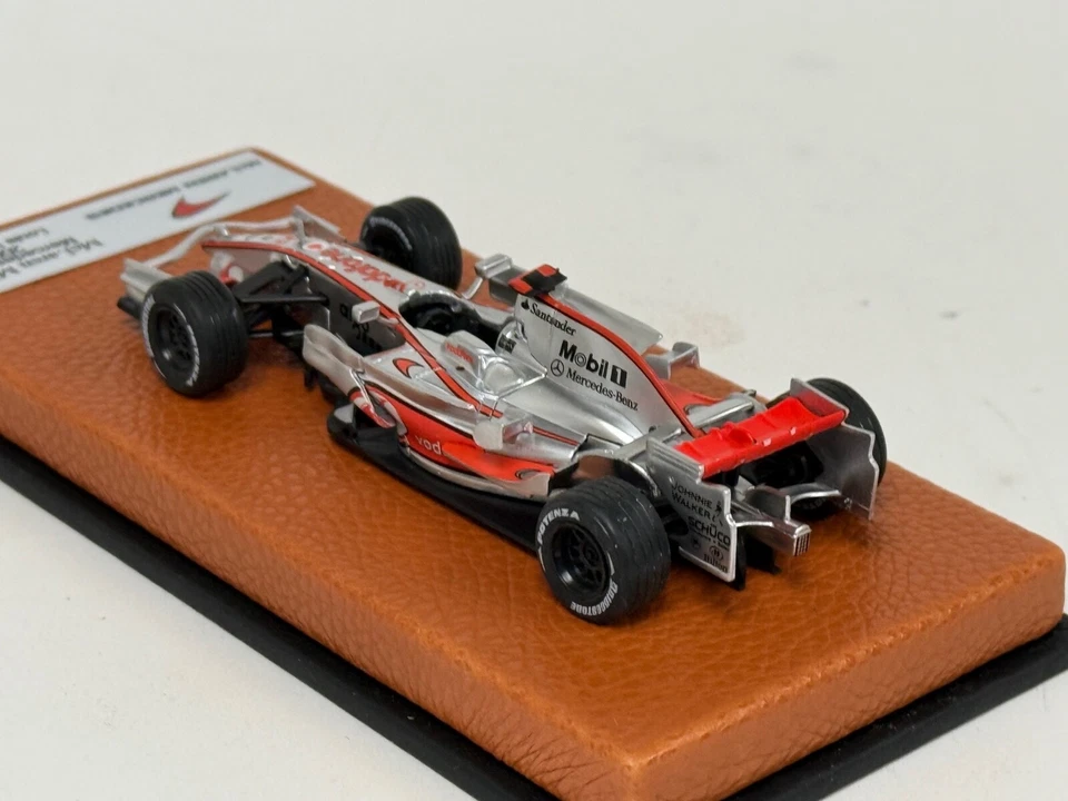1/43 McLaren MP4/23 de la temporada 2006 F1 Lewis Hamilton base de cuero JPN141 Foto 2 de 4