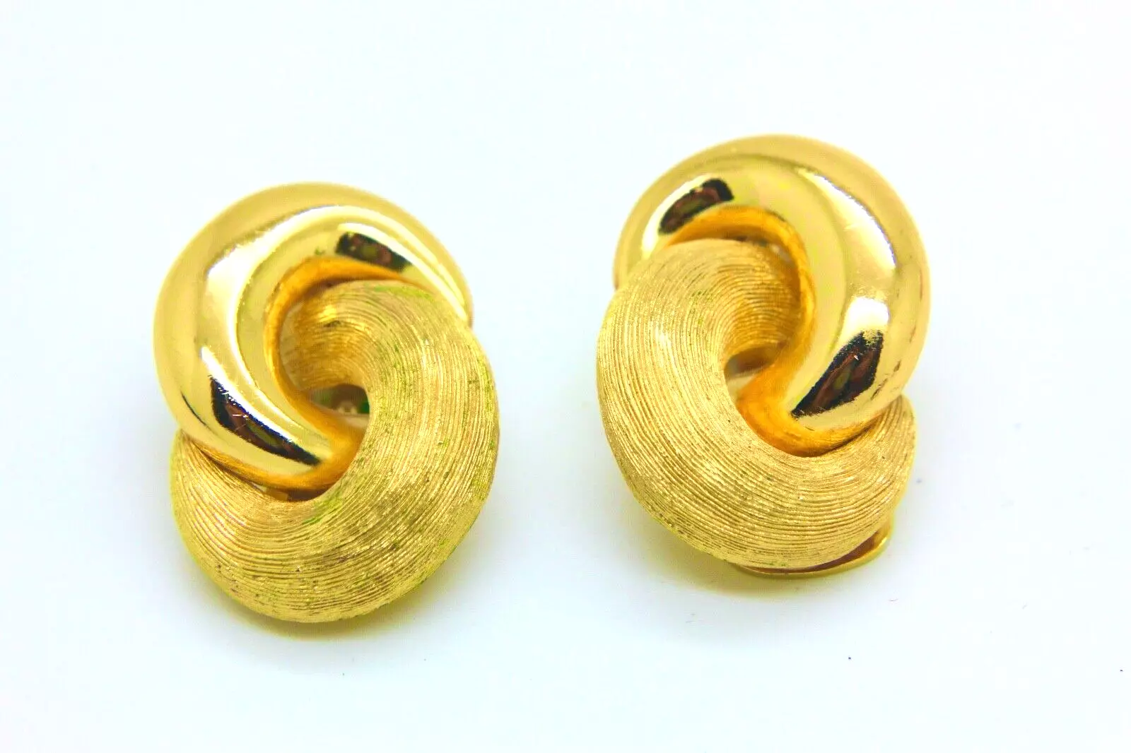 Boucles d'oreilles clips vintage Christian Dior or 14 carats nœud d'amour infini 
