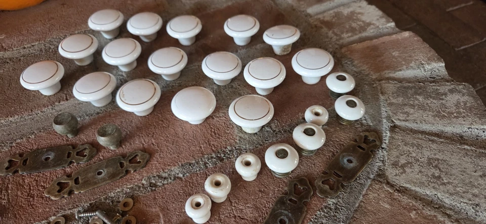 Лот из 16 винтажных белых фарфоровых круглых ручек для выдвижных ящиков комодов шкаф тянет керамику + - Изображение 3 из 4