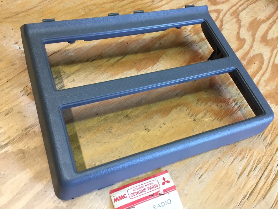 NUEVO DE LOTE ORIGINAL MITSUBISHI (MOPAR) 83 84 85 LANCER CONSOLA RADIO BISEL MB446658 GRIS Foto 2 de 2